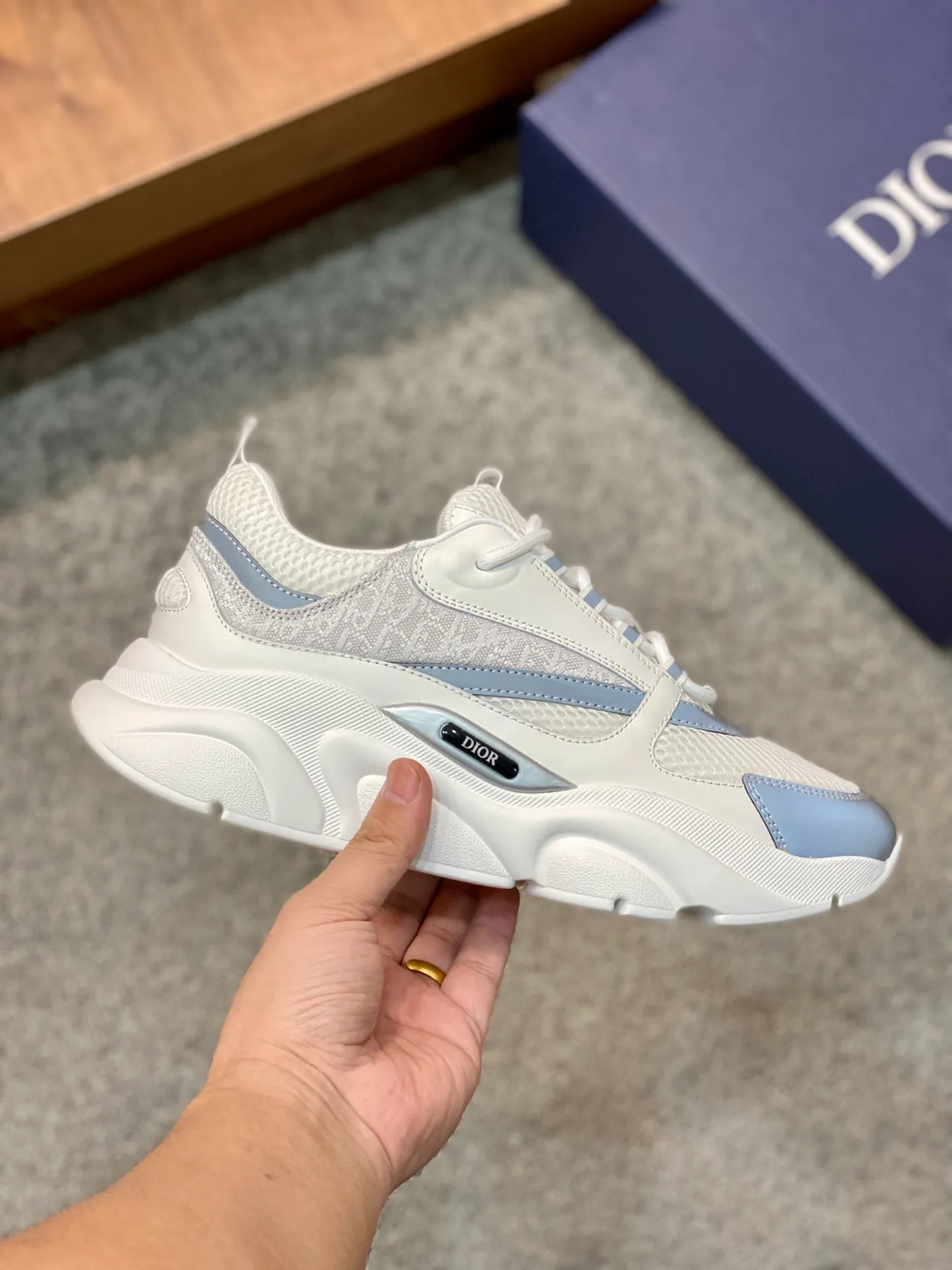 Factory price: 500💰 Dior B22 men's jogging fashion sneakers. This item draws inspiration from retro jogging shoes. It adopts a thick low-top design, with an upper made of leather and mesh fabric, and a black and white engraved rubber sole. The side is decorated with an embossed "Di~r" logo. Code number: 38-45 (38, 45, 46 can be customized)